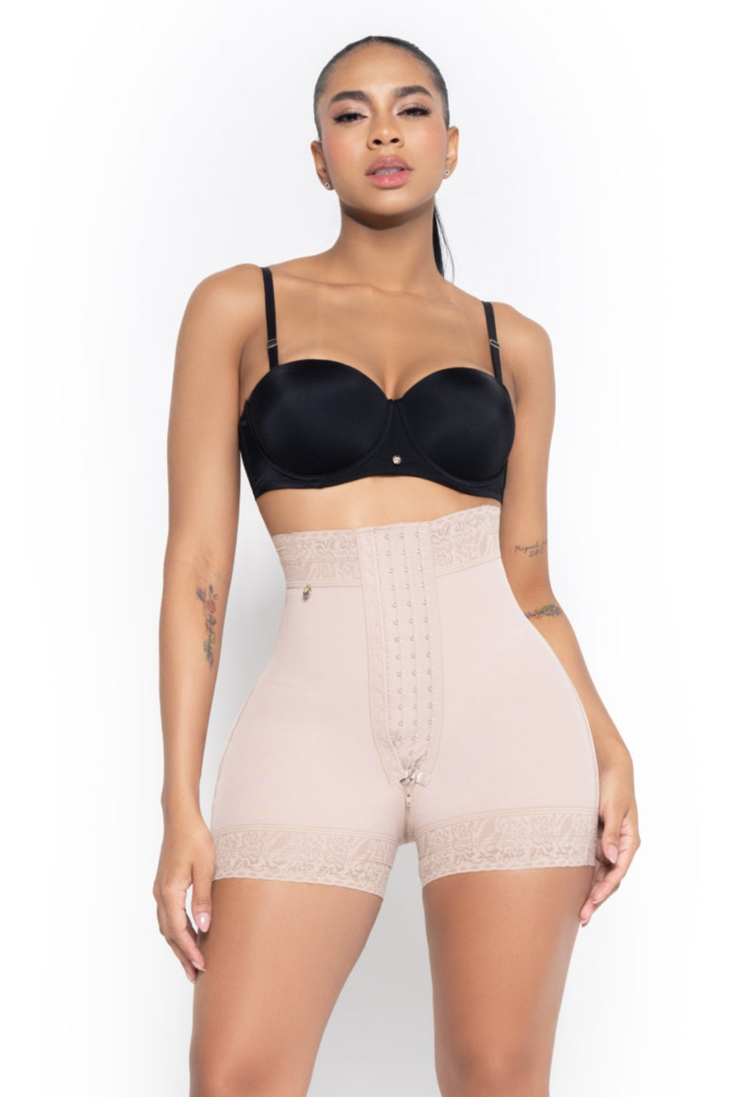 Short Levanta Cola Extracorto Beige Short Levanta Cola Extracorto Talle Alto Beige