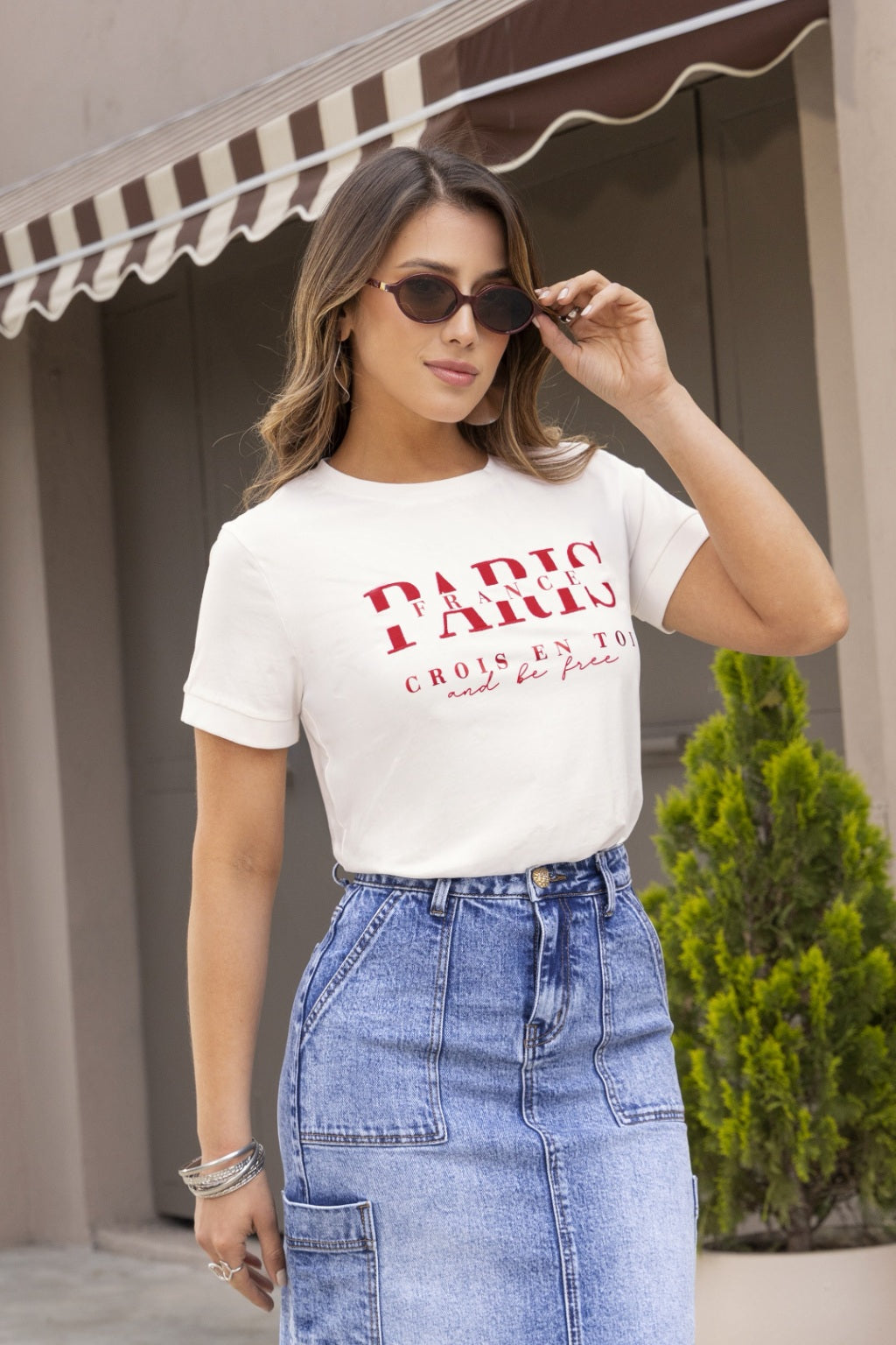 Camiseta Manga Corta Bordado en Delantero Cuello Redondo Off-White para Mujer Pretty Woman - foto 3