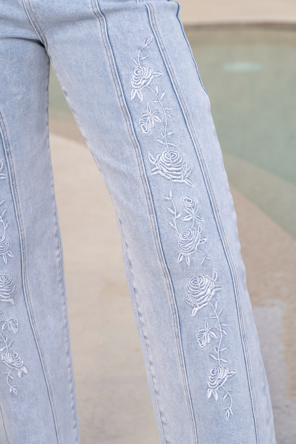Jeans Estilo Wide Leg Tiro Alto. Tela Denim Tela Denim Stretch Azul Claro Desgaste - Pretty Woman - foto 3 de 7