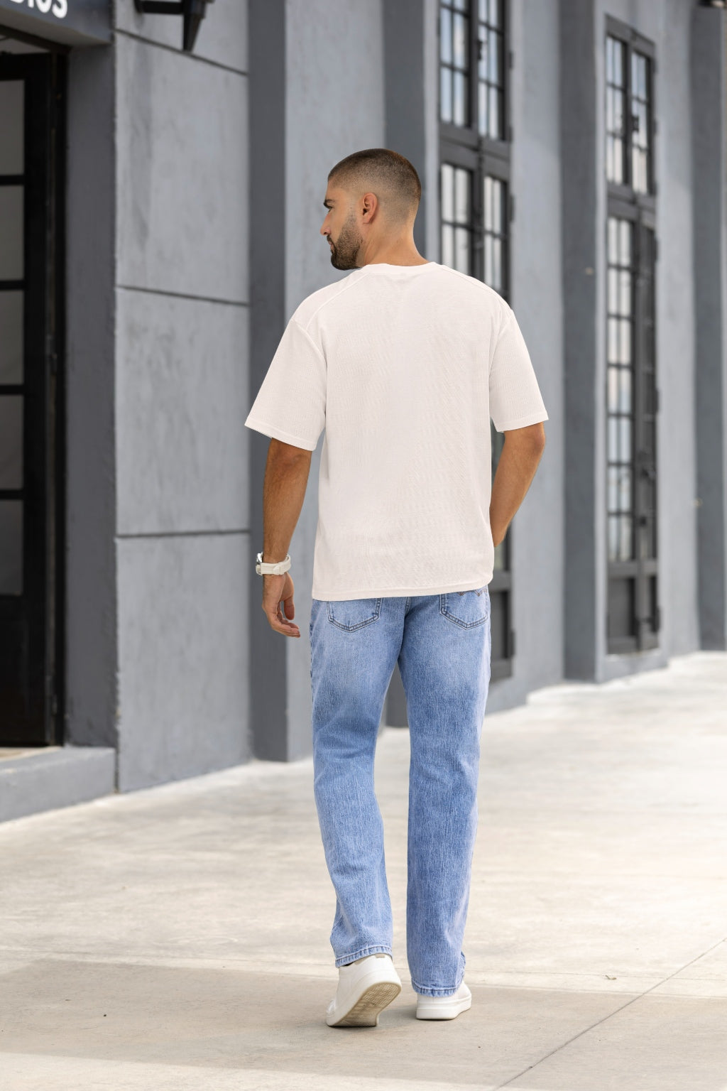 Jeans Bota Straight Bolsillos Delanteros y Traseros Demin Bolsillos Delanteros y Traseros Demin Stretch Proceso de Desgaste Algodón Spandex Azul Medio - Boccelli ropa para hombre, vista 2