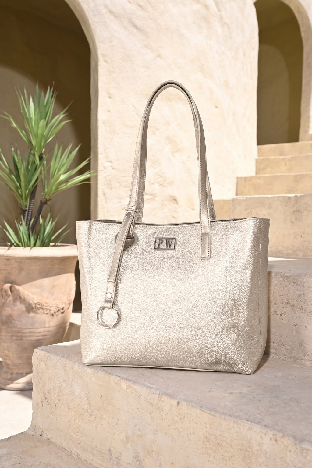 Bolso en Napa con Zipper / Bolsillos Internos / Agarraderas para Hombros / Forro Interno en Drill