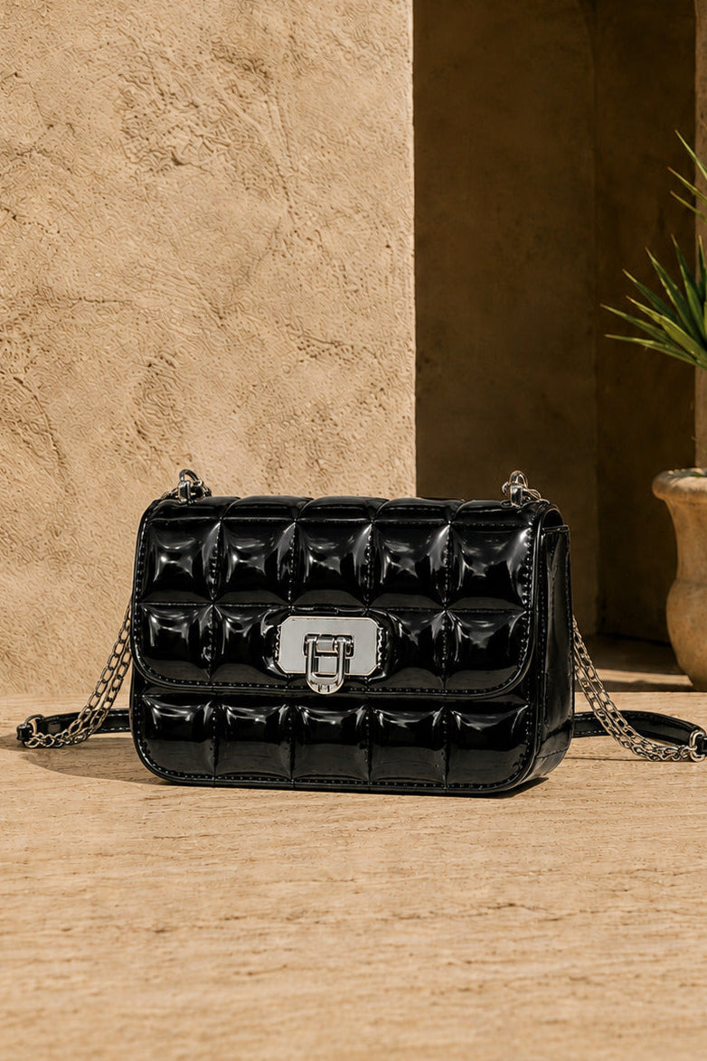 Bolso Baguette Cierre Clip Elaborado en Charol Acolchado