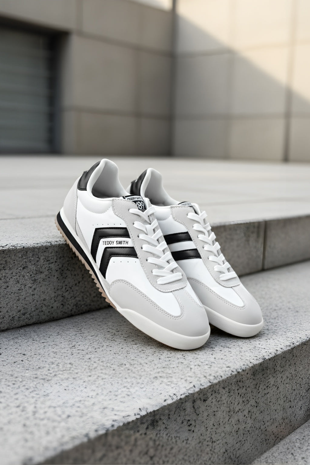 Tenis Casual Napa con Apliques en Nobuck - vista de par sobre escalón, calzado blanco con detalles en nobuck