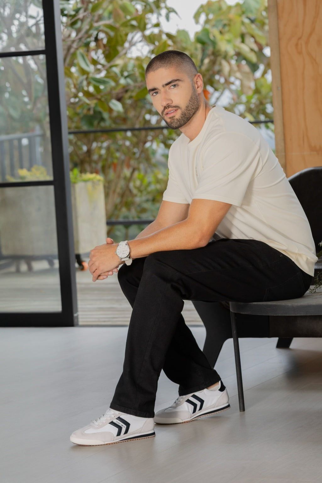 Tenis Casual Napa con Apliques en Nobuck - modelo sentado al aire libre luciendo tenis casual blanco