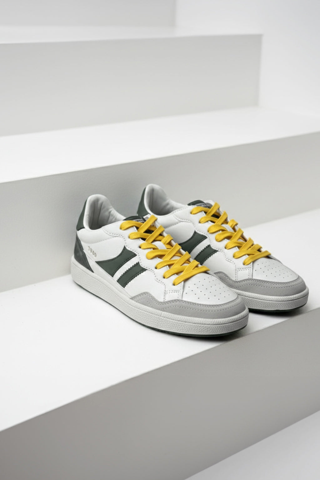 Tenis Casual Napa con Apliques en Nobuck y Cordones Dobles - vista de par de tenis blancos con detalle amarillo y cordones dobles