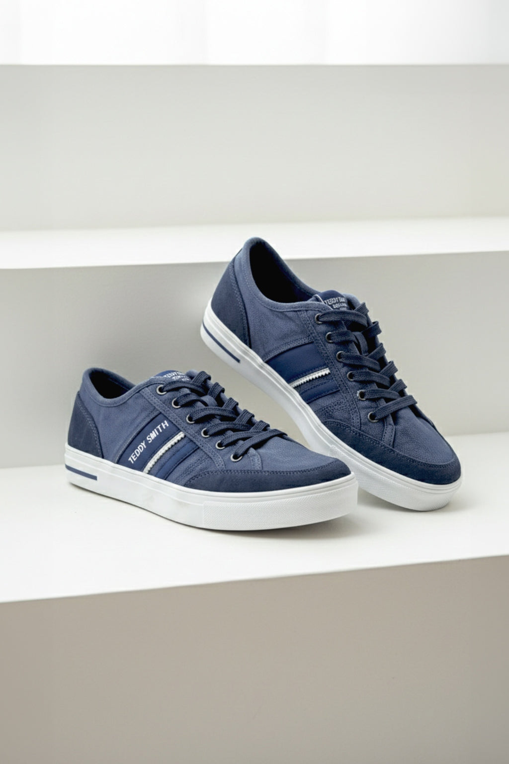 Tenis Casual en Lona con Apliques en Nobuck - vista frontal de par de tenis gris y azul en lona
