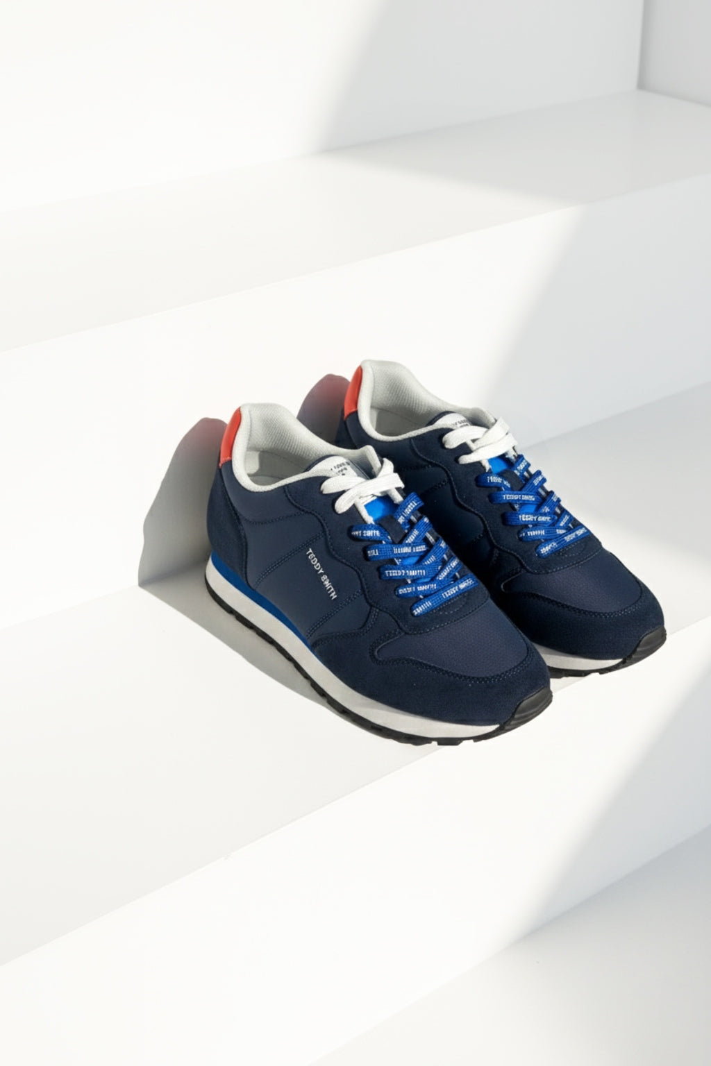 Tenis Deportivo en Lona con Apliques en Nobuck - vista de cerca de tenis deportivo azul marino
