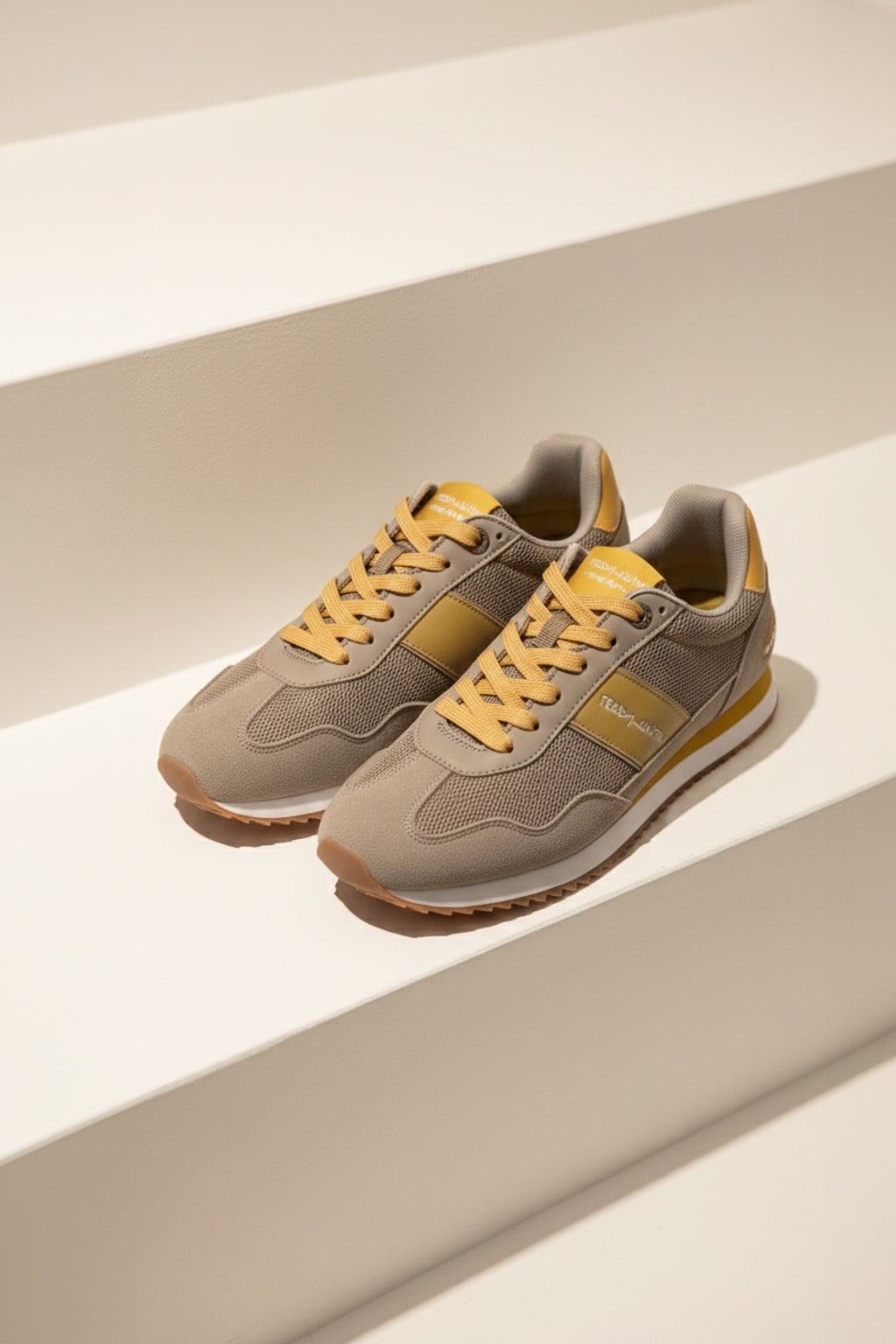 Tenis Deportivo en Lona con Apliques en Nobuck y Napa Beige - vista de par de tenis deportivo color beige