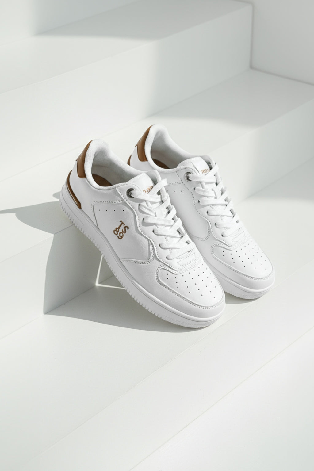 Tenis Casual en Napa Ultraligero - vista de par de tenis blanco ultraligero con detalle café
