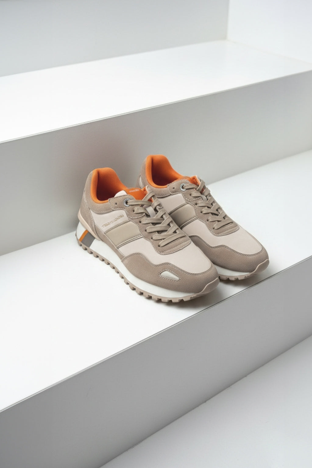 Tenis Deportivo en Lona con Apliques en Nobuck y Napa Beige con Suela Track - vista de par de tenis beige con detalle naranja y suela track