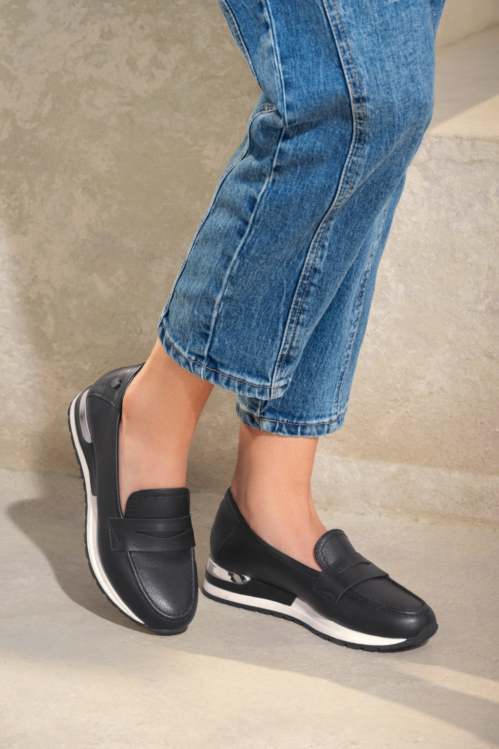 Zapatos Mocasines Material Imitación Piel. con Aplique Metalizado en el Frente. Suela de Goma Antideslizante Tacón Cuña Medio