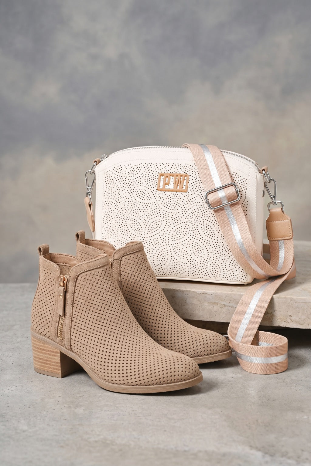 Botin en Gamuza Caña Media con Zipper / Tacón Estilo Vaquero