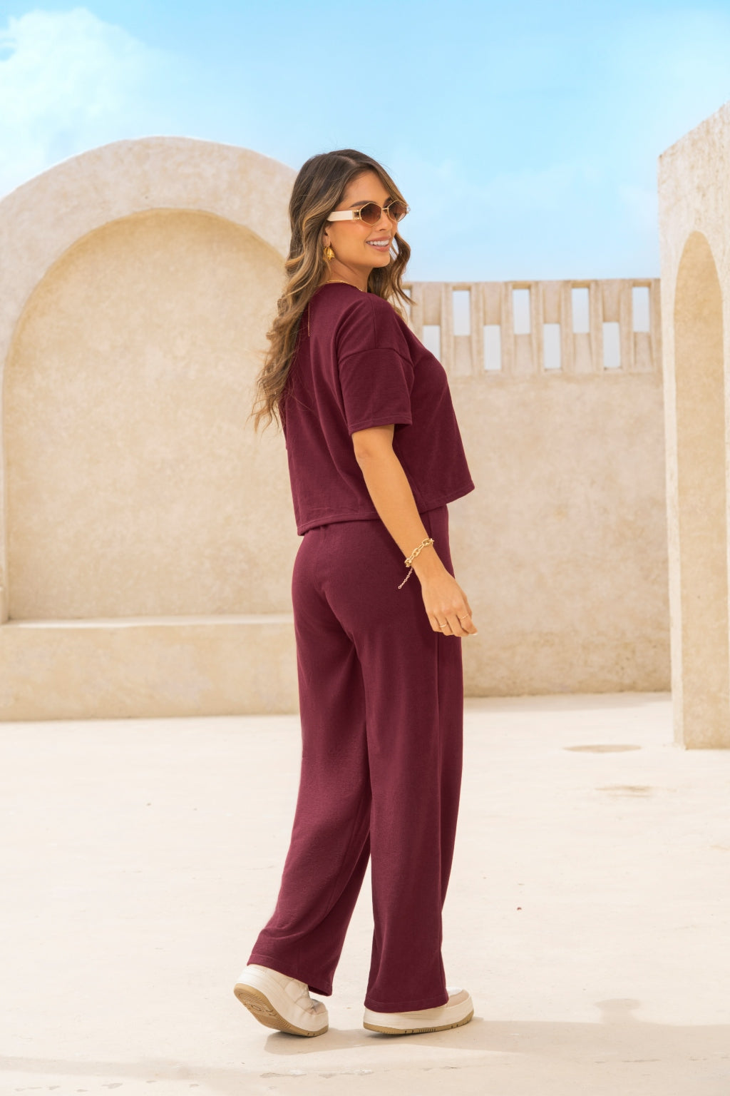 Pantalón con Elástico Bota Straight Vino Tinto para Mujer Pretty Woman - vista lateral de cuerpo completo