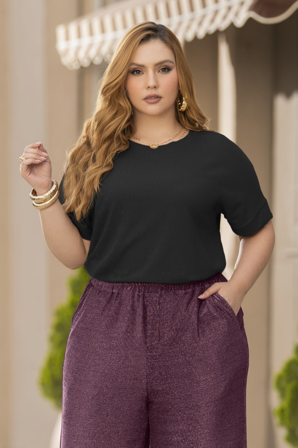 Blusa Manga Corta con Puño Cuello Redondo Negro para Mujer Pretty Woman - vista frontal con pantalón morado