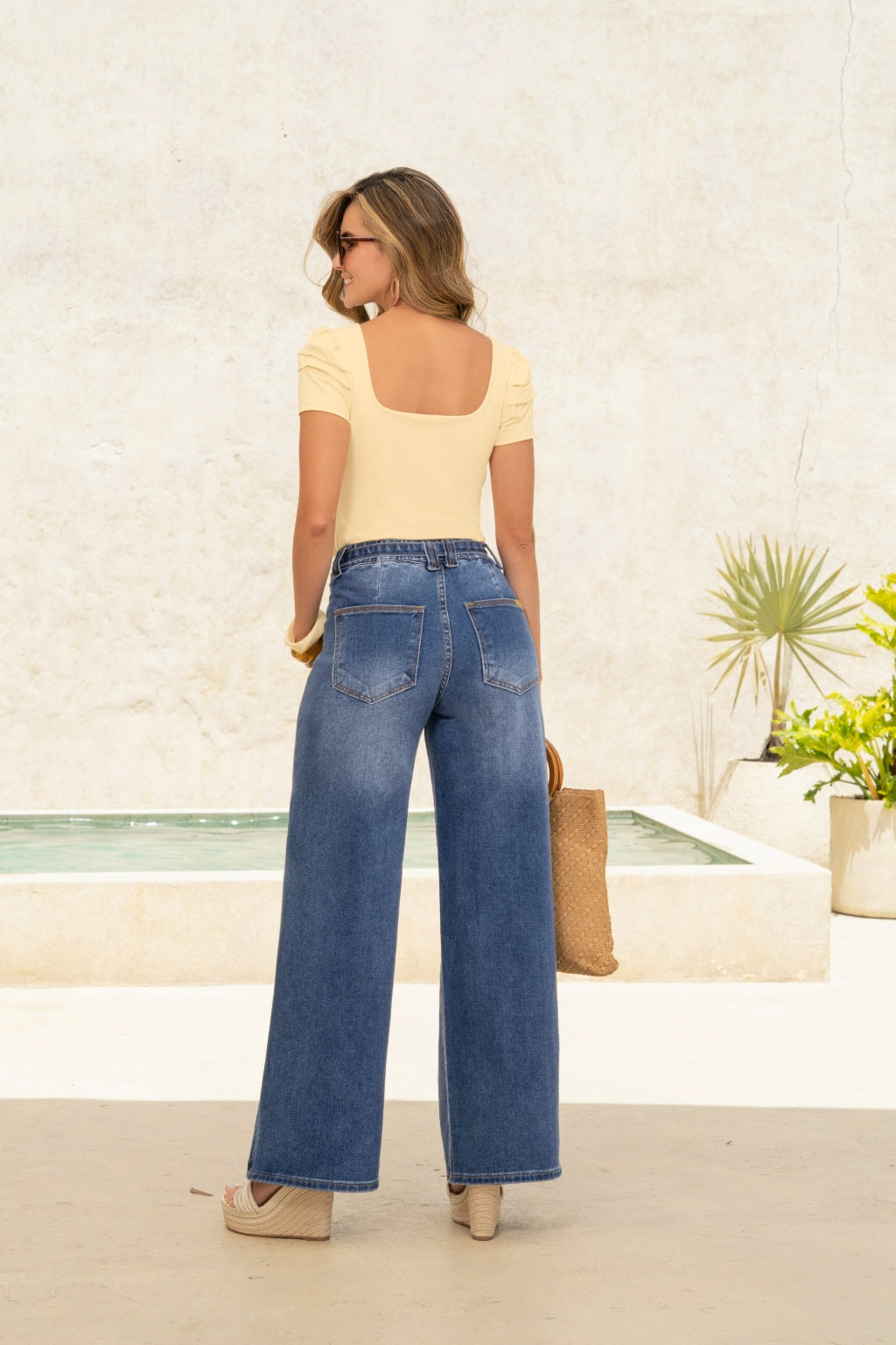 Jeans Estilo Wide Leg Tiro Alto Tela Denim Tela Denim Proceso de Desgaste - Azul Medio - Pretty Woman - foto 2 de 4